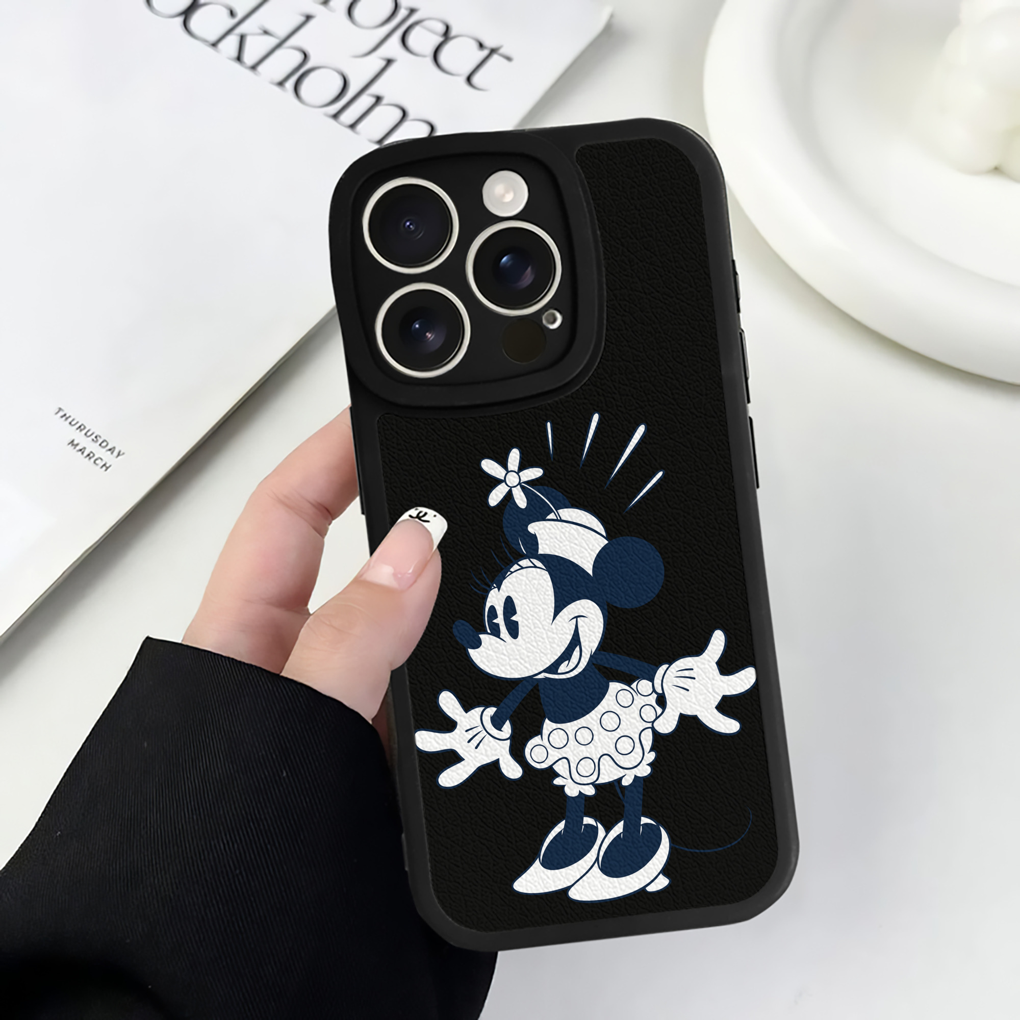 （画像用） ミッキーマウス Mickey Mouse 【iPhone 16シリーズ対応】シリコンスマホケース（レザー調） 材質：シリコン